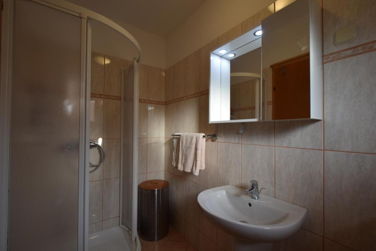 Apartment Jelka Малинска Екстериор снимка
