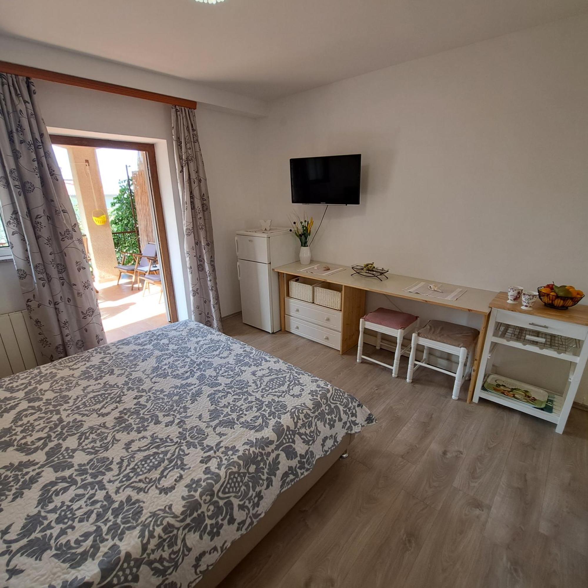 Apartment Jelka Малинска Екстериор снимка