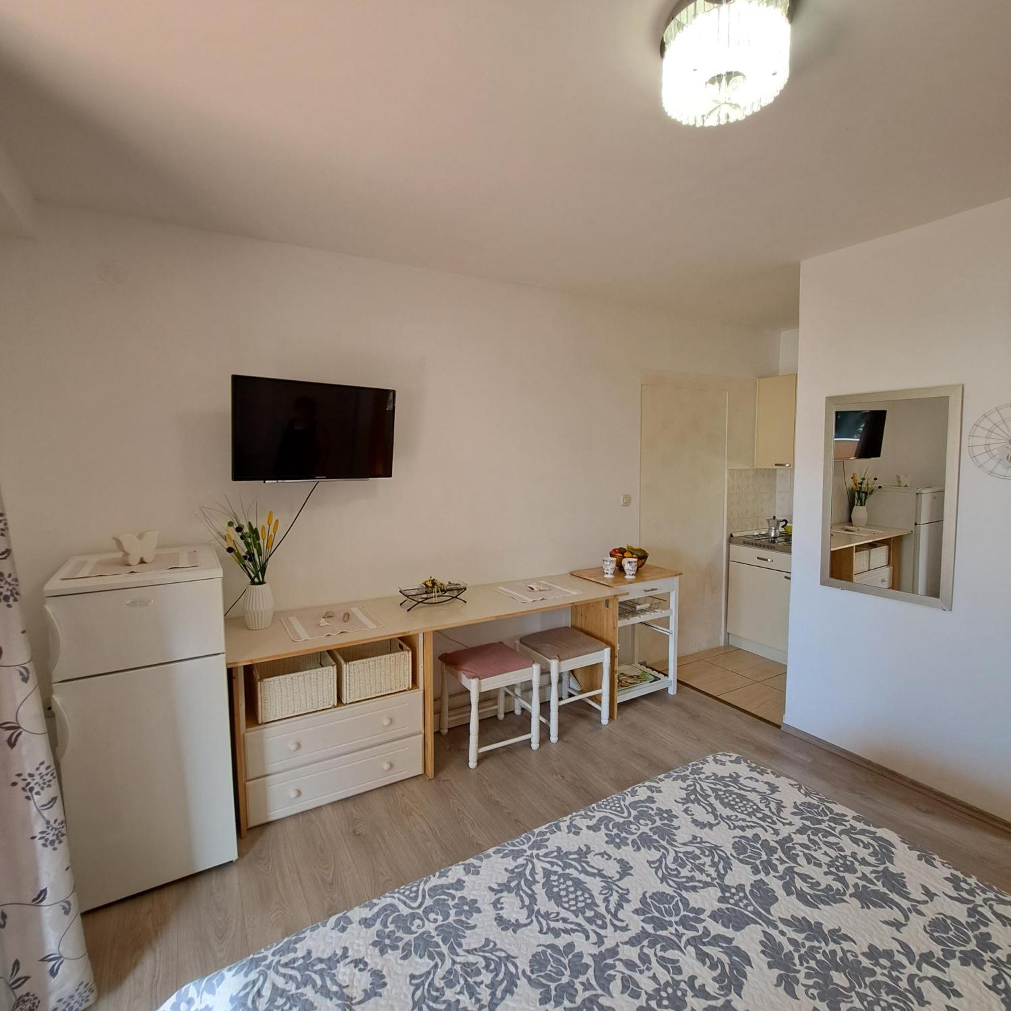 Apartment Jelka Малинска Екстериор снимка